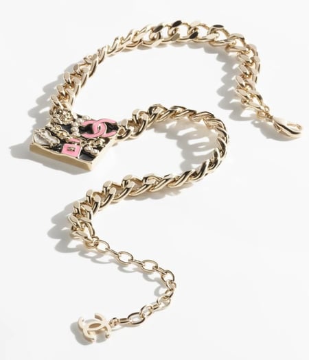 2024 قلادة شانيل لآلئ زجاجية ذهبي، أسود، أبيض لؤلؤي، وردي