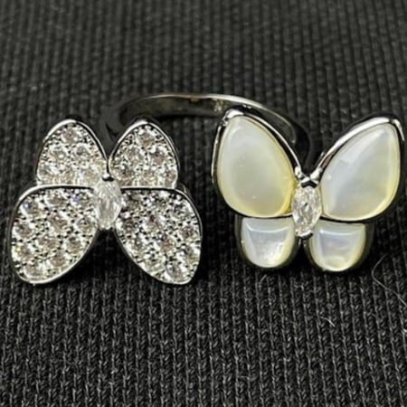 خاتم فان كليف تو باترفلاي بين الأصابع فضي أبيض