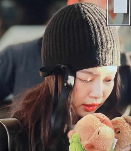 jennie kim CHANEL BLACK BEANIE HAT  قبعة شانيل أسود جيني