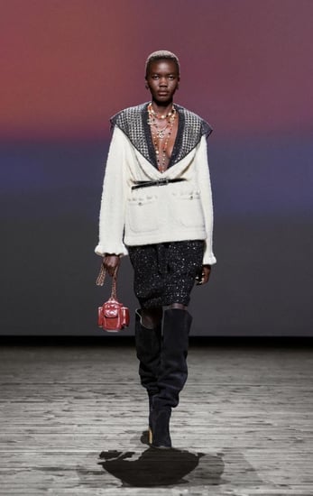 2024 أقراط شانيل غلق مسمار ذهبي أسود