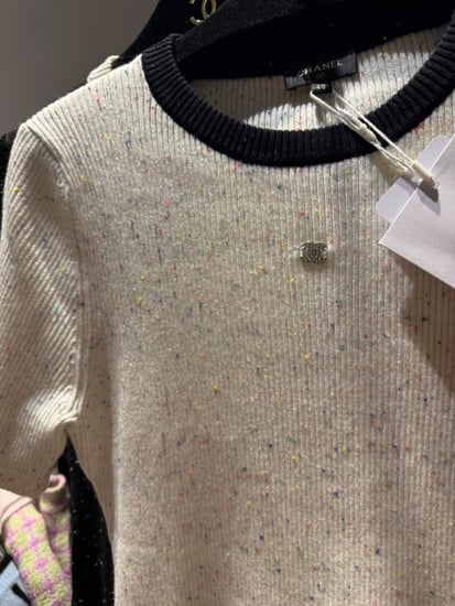 2025 CHANEL METIER قميص شانيل توب بأكمام قصيرة أبيض و أسود ميتيه دي ار
