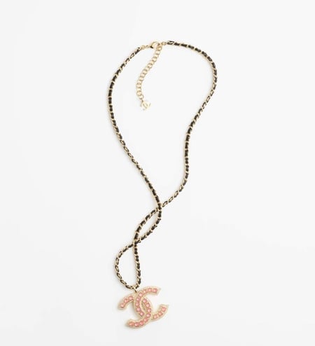 2024 قلادة شانيل طويلة بدلاية سلسال معدن راتنج ذهبي متشابك بجلد حمل اسود منتهي بدلاية وردي لامع