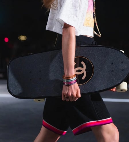 2024 شانيل سوار  عريض ذهبي و زهري