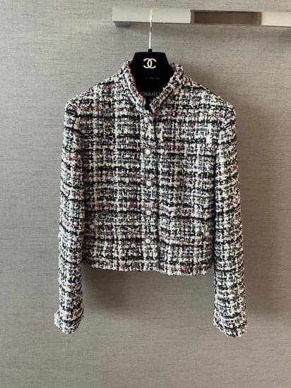 2026 سترة شانيل جاكيت تويد رمادي مقلم مطرز  Chanel gray tweed jacket