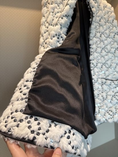 2025 جاكيت شانيل فرو مخرم  أبيض