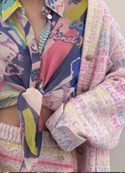 2024 بلوزة شانيل بزر علوي و اكمام قصيرة مزينة بنقشات وشعار شانيل