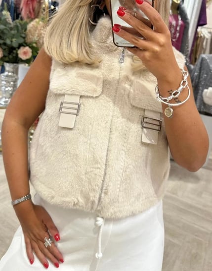 Fendi white fur Vest  جيلية فندي فرو أبيض مع معدن ذهبي FF