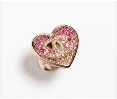 2023 خاتم شانيل على شكل قلب مرصع بالكريستالات الوردية