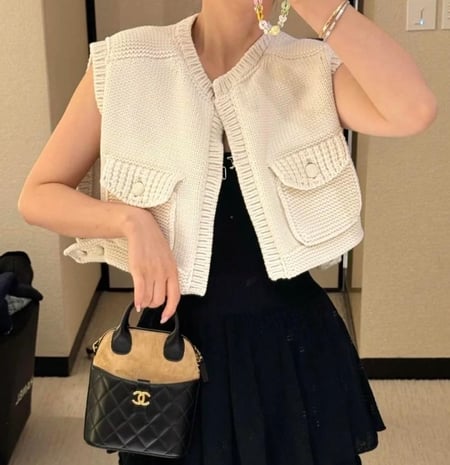Chanel white vest with buckets 2025 جيليه شانيل أوف وايت بجيوب أمامية