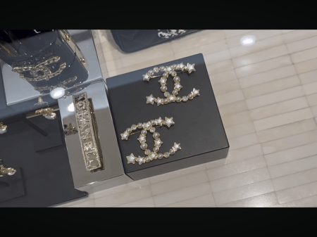 2024 بروش شانيل ذهبي أبيض لؤلؤي