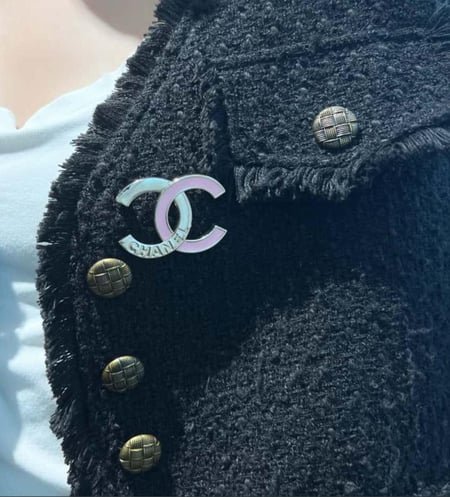 CHANEL PINK GOLD BROOCH 2025 بروش شانيل ذهبي وردي