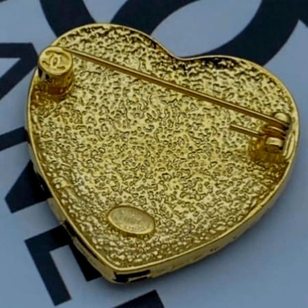 2024 بروش شانيل على شكل قلب ذهبي و أزرق