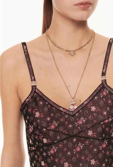 2024 قميص شانيل قصير مع سيور مرصعة بكرستال Chanel top