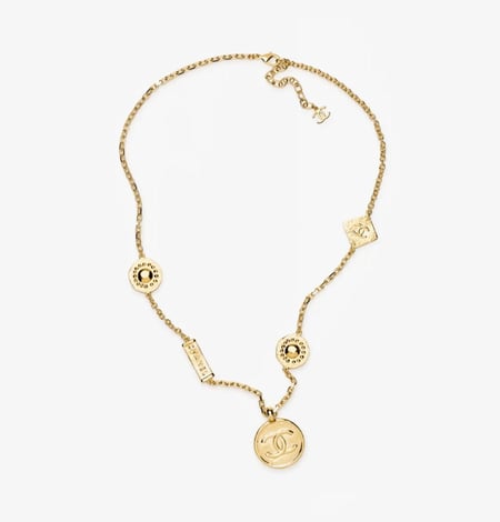 CHANEL GOLD NECKLACE 2025 قلادة شانيل طويلة معدن ذهبي بشعارات لوقو
