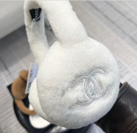 واقي أذن شانيل شتوي أبيض