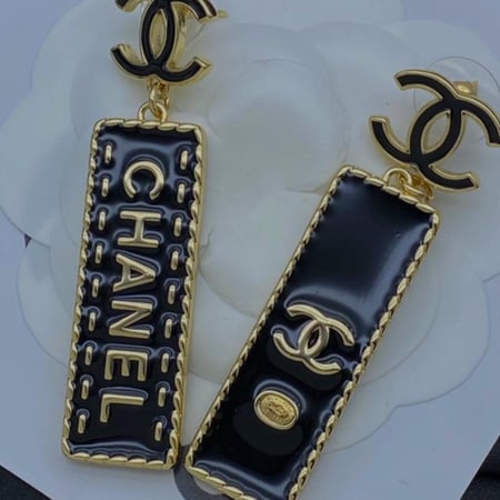 2024 اقراط شانيل بدلاية ذهبي وتعليقة