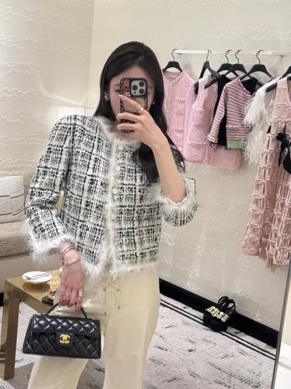 2025 CHANEL TWEED FEATHERS JACKET  جاكيت شانيل تويد ريش أبيض أسود