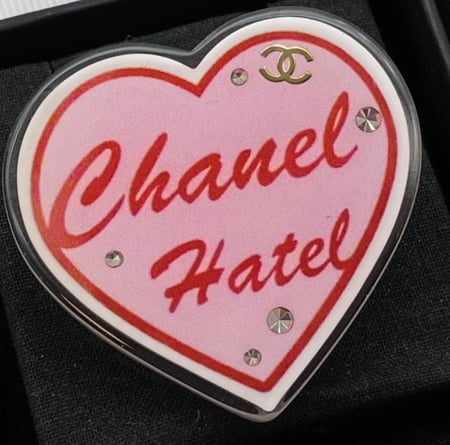 2024 بروش شانيل راتنج معدن ستراس ألوان متعددة على شكل قلب