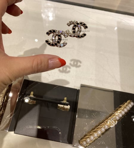 2024 اقراط شانيل غلق ذهبي بمسمار كرستال اسود وابيض