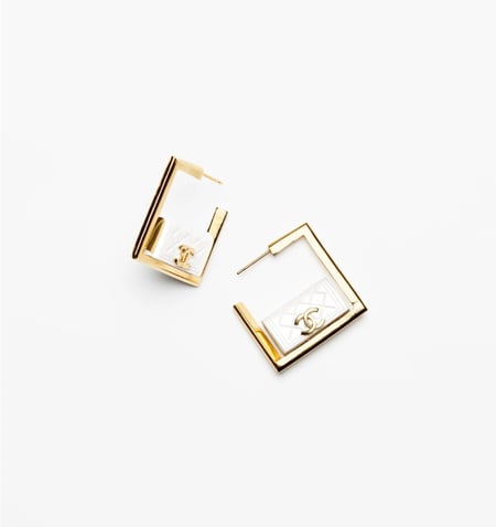 2024 اقراط شانيل ذهبي غلق مسمار على  شكل حقيبة شانيل بيضاء