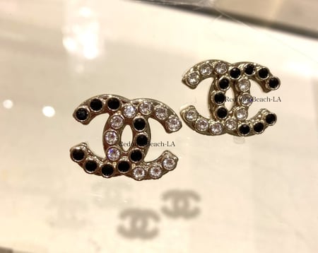 2024 اقراط شانيل غلق ذهبي بمسمار كرستال اسود وابيض