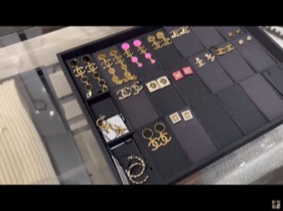 2024 اقراط شانيل بدلاية معدن ستراس لآلئ بتعليقة سي سي ذهبي اسود