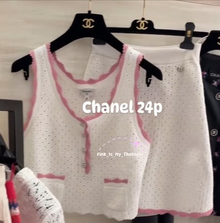 2024 قميص الصيف شانيل ابيض وردي بلا  اكمام