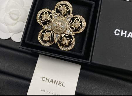 2024 اقراط شانيل بمشبك معدن لألئ زجاجية ذهبي