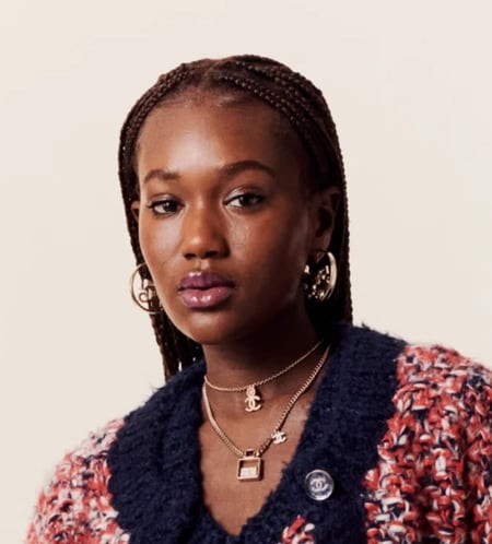 2024 قلادة شانيل سلسال ذهبي بدلاية يتوسطها لؤلؤة كبيرة وردية مطعمة بكرستال متدلي منها شعار لوقو سي سي