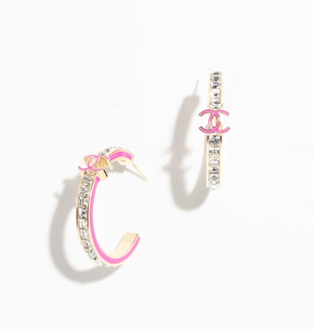 2024 اقراط شانيل على شكل حلقة ذهبي مرصع بالكريستال مع شعار لوقو سي سي واطار وردي