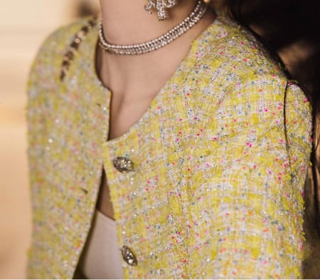 2024 جاكيت شانيل سترة تويد متقزح اصفر فاتح