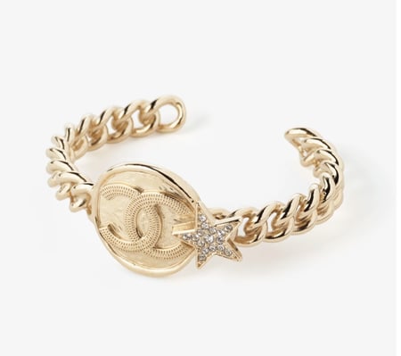 2024 شانيل سوار ملتوي على شكل دائرة  بشعار شانيل منحوت بجانبها نجمة مرصعه بالكريستالات الفاخرة