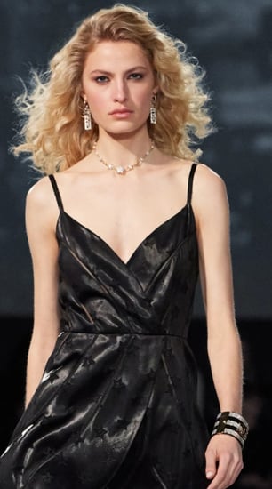 2024 شانيل اقراط بيندانت معدن ذهبي لألئ مرصع بالكريستال و اللؤلؤ بدلاية