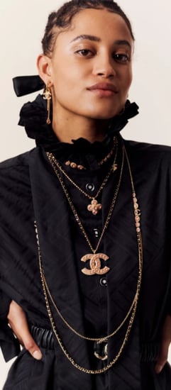 2024 اقراط شانيل بدلايه بشعار سي سي متدلي ذهبي مرصع بالكريستال مع سلسال طويل منتهي بالكريستال و الحجر الزهري