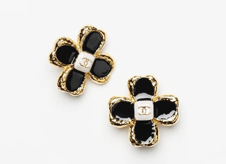 2024 شانيل اقراط ستد اسود و ذهبي معدن راتنج