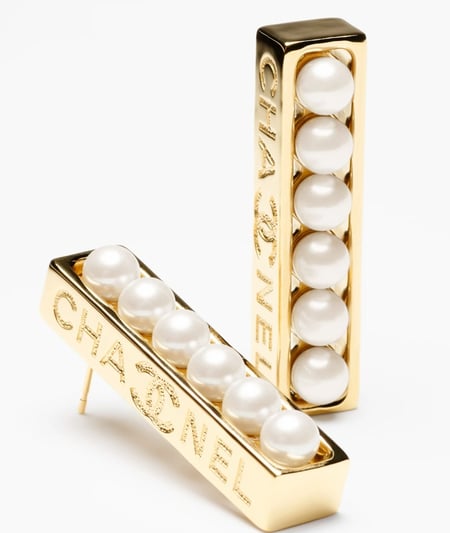 2024 اقراط شانيل بدلاية محفور بكتابة شانيل من الجانب ومرصع بفصوص اللؤلؤ الابيض