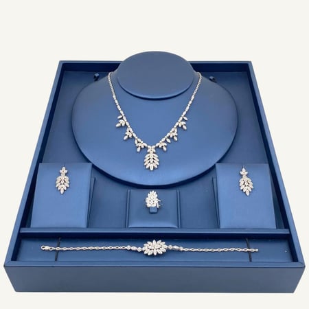 طقم ذهب أبيض عيار 18 وزن 26.98 جم