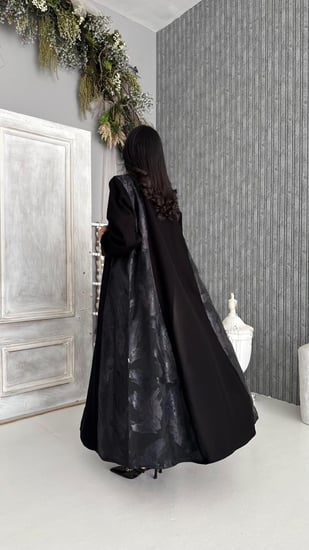 عباية كتان ومن الجوانب قماش ورقتز هندي مشجر بالاسود والكحلي نص كلوش