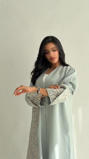 عباية كريب مغسول بقصّة نص كلوش – أناقة ناعمة بأربعة ألوان