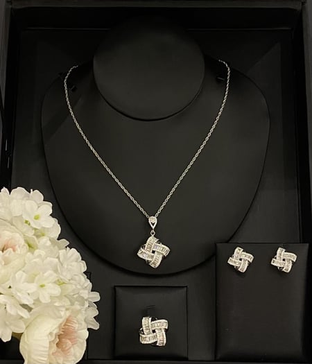 طقم زركون باللون الفضي على شكل معينات مميزة RANA