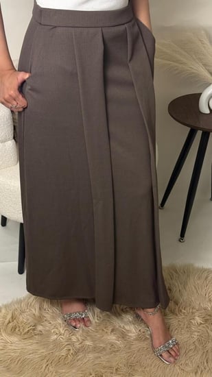 تنورة طويلة ناعمة بجيوب