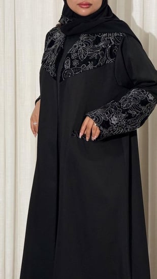 عبايه نص بشت اسود خلود