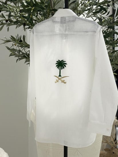 قميص كتان بتطريز شعار سيفين ونخلة