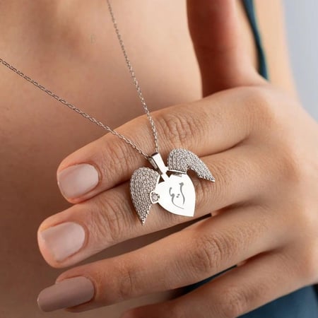 اهدي من تحب سلسال القلب المجنح بالاسم روعة.