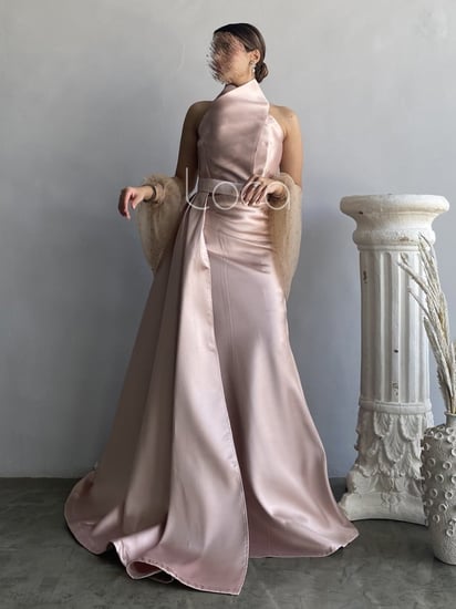 فستان وردي بياقة عالية