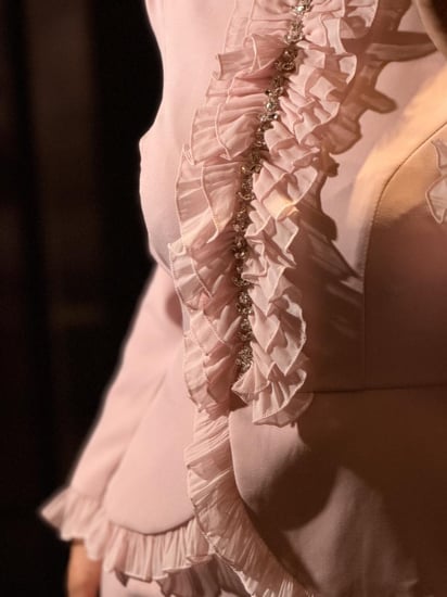 طقم ناعم تنورة و بلوزة انثوي بكشكشة متعددة الطبقات وأكمام طويلة