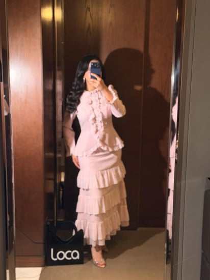 طقم ناعم تنورة و بلوزة انثوي بكشكشة متعددة الطبقات وأكمام طويلة