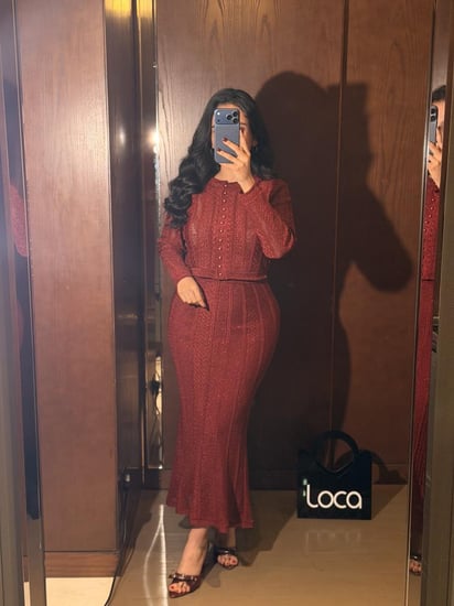 طقم ناعم عنابي لامع ببلوزة قصيرة