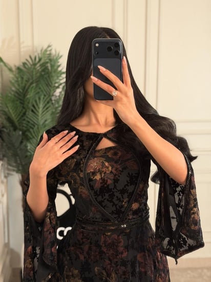 فستان سهرة مخمل لون اسود ودرجات النود  بأكمام طويلة واسعة