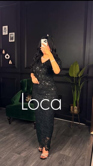 طقم  باللون الأسود  بلوزه  و تنوره